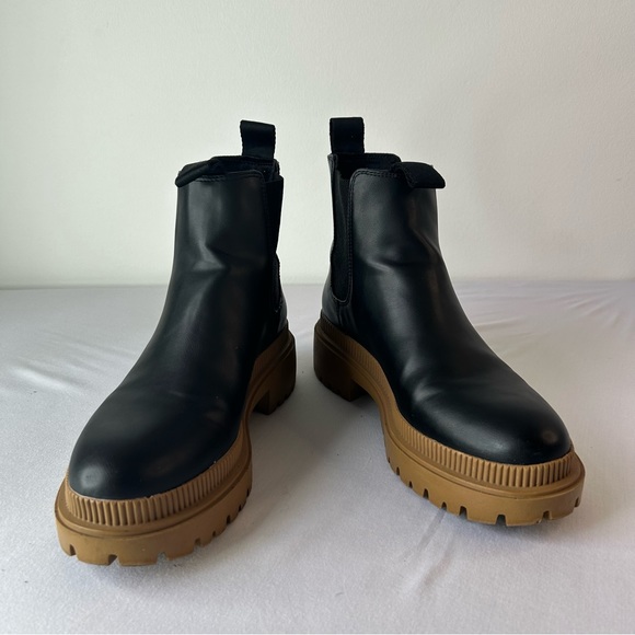 Black with tan rubber soles H&M Chelsea Boots. - Picture 2 of 9